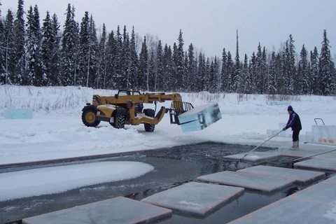 100_4278 Once the blocks are cut, the load has to pull them out of the pond without fall in!