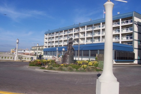 The Lewis & Clark statue and our favorite hangout in the background - The Shilo Inn.